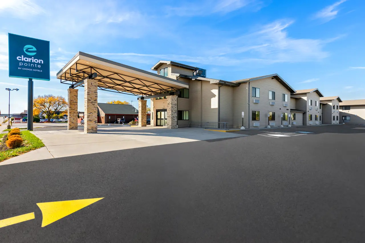 Clarion Pointe Milwaukee Airport Exterior